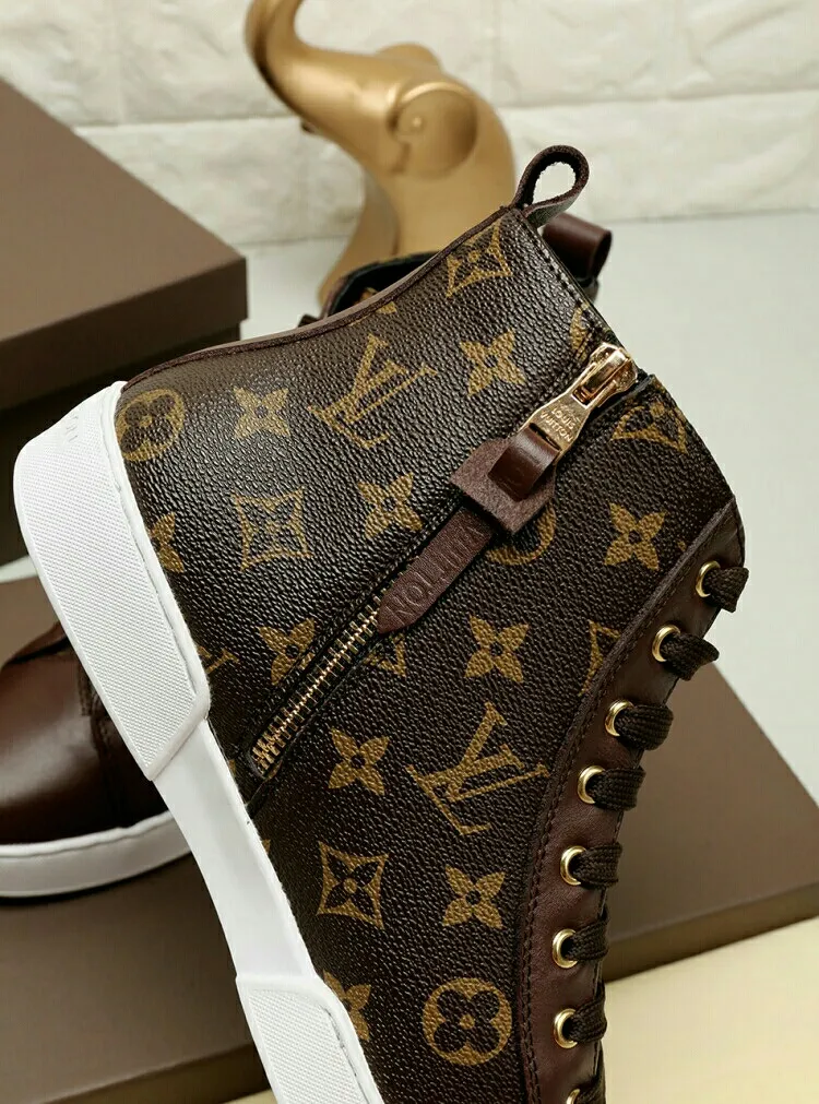 Factory price: 400 💰 LV’s new men’s boots are on the market, the Korean version has a zipper design on the inside! The latest colorway in Louis Vuitton’s classic collection! Original 1:1 exclusive molded custom model👍👍👍Simple and elegant, super versatile, comfortable and highly fitting, exclusive🚇️Upper: imported top-grade fine cowhide fabric, lining: custom soft sheepskin, matched with Louis Vuitton Monogram Ecli men's shoes 💰se canvas and pure white high-density rubber soles 🏆🏆🏆 Welcome all sellers to sell in the picture above, you can send one piece on behalf of you, the size is 38-44 (45 sizes can be customized)